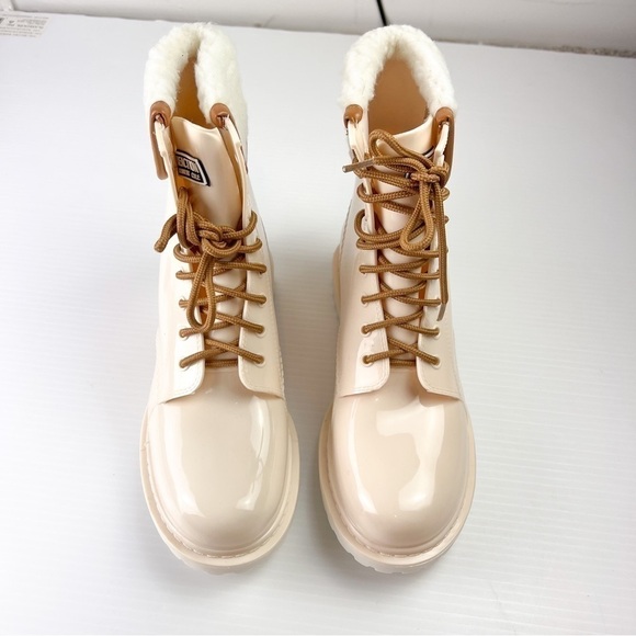 Kenneth Cole Women's size 10 Rain Lace Up Cozy Boot White/Cream - Picture 2 of 11